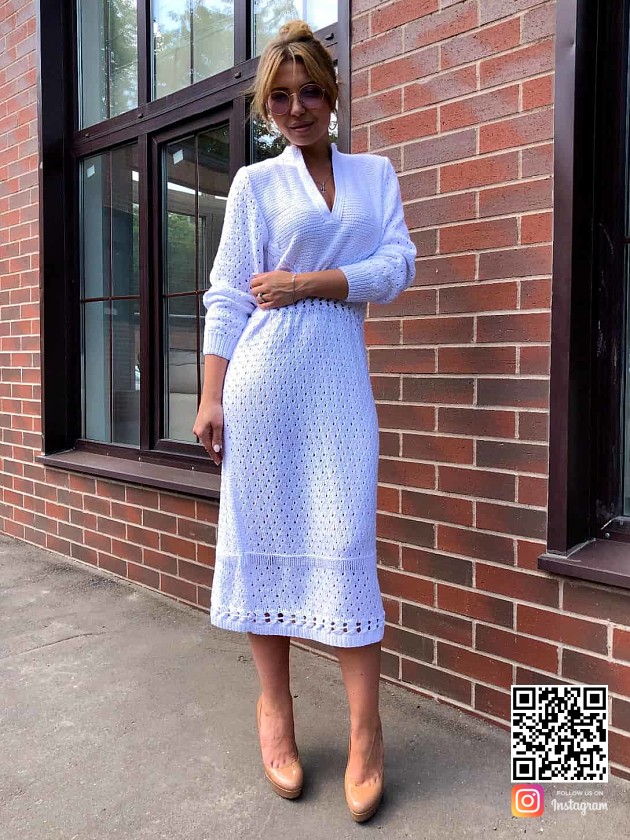 На фотографии белое летнее платье от Shapar, бренда вязаной одежды ручной работы в интернет-магазине связанных спицами вещей.