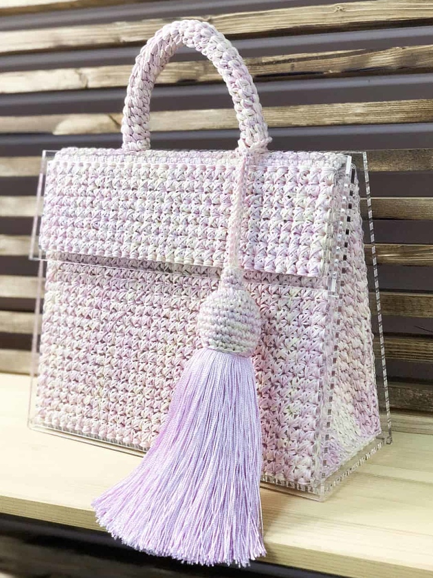 На второй фотографии женская стеклянная сумка от Shapar, бренда вязаных аксессуаров и одежды ручной работы в интернет магазине связанных спицами вещей.