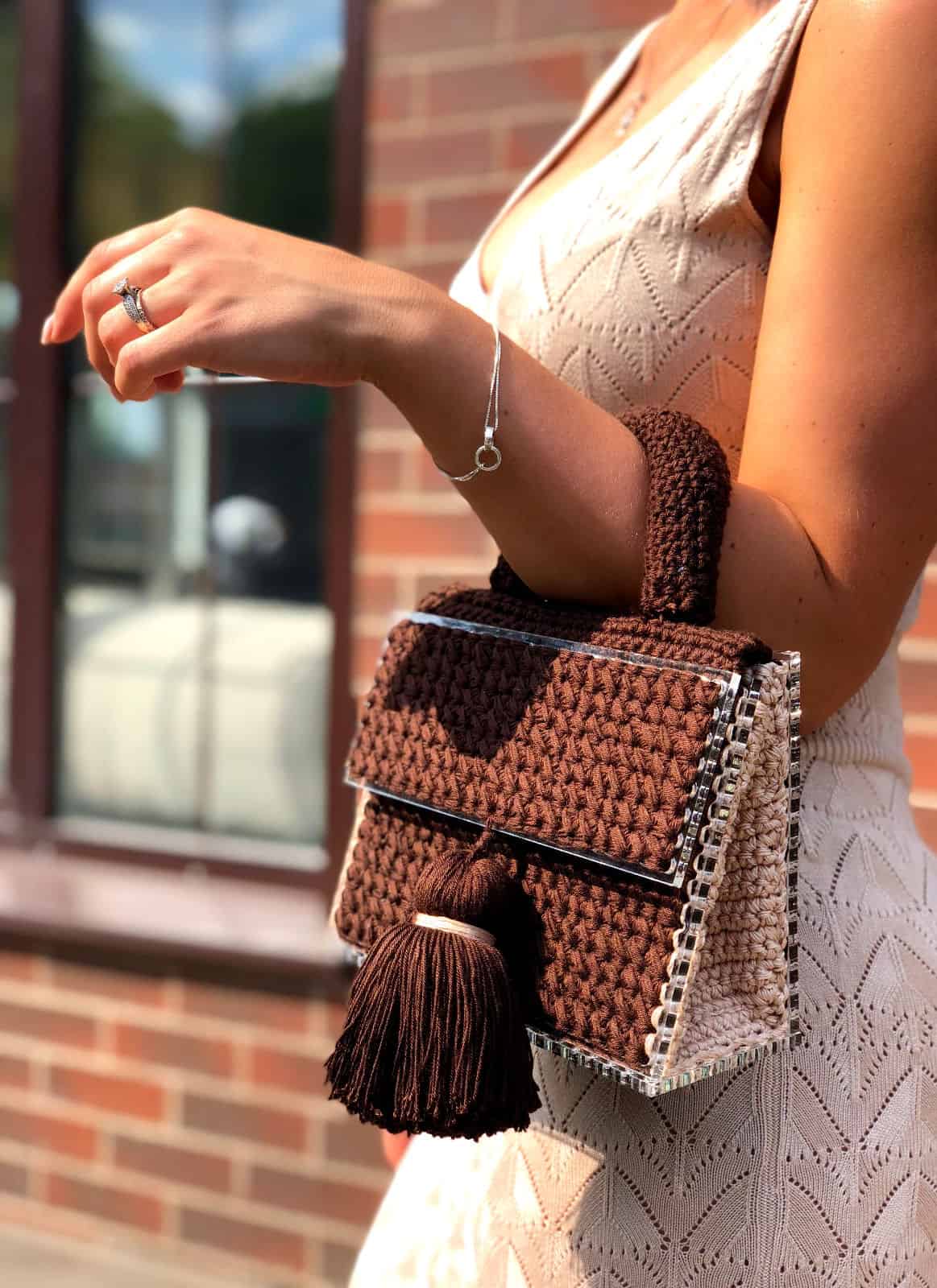 На фотографии коричневая женская сумка от Shapar, бренда вязаных аксессуаров и одежды ручной работы в интернет-магазине связанных спицами вещей.