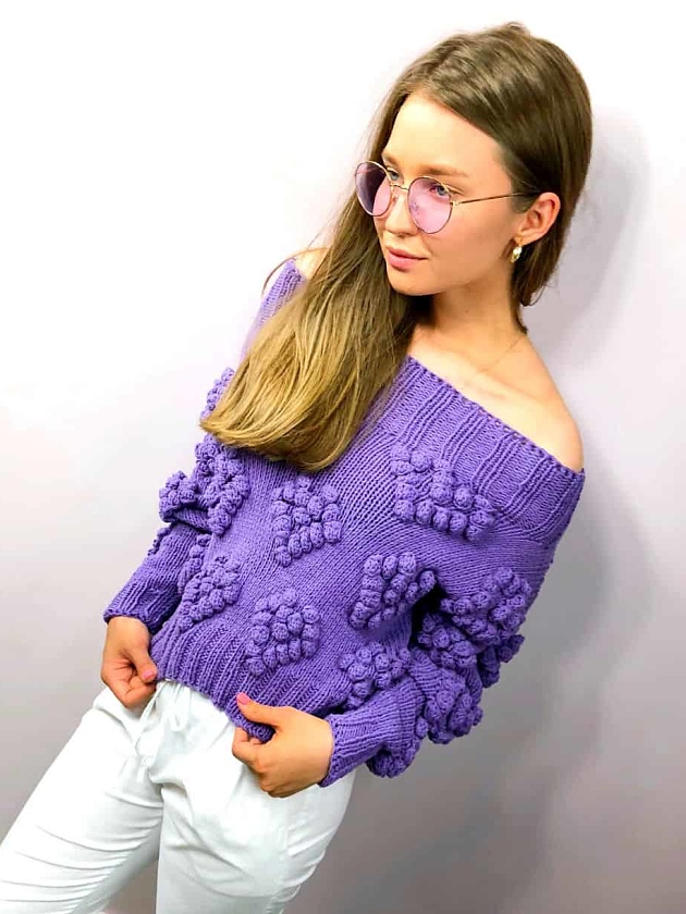 На фотографии женский свитер с сердечками от Shapar, бренда вязаной одежды ручной работы в интернет-магазине связанных спицами вещей.