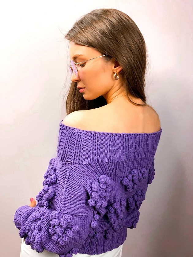 На второй фотографии женский свитер с сердечками со спины от Shapar, бренда вязаной одежды ручной работы в интернет-магазине связанных спицами вещей.