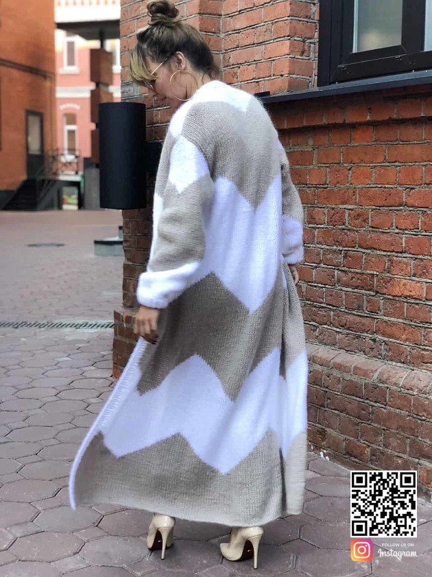 На второй фотографии женский двухцветный кардиган с узором на спине от Shapar, бренда вязаной одежды ручной работы в интернет-магазине связанных спицами вещей.