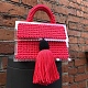 На третьей фотографии маленькая красная сумка с кистью от Shapar, бренда вязаных вещей и аксессуаров ручной работы в интернет-магазине связанной спицами одежды.