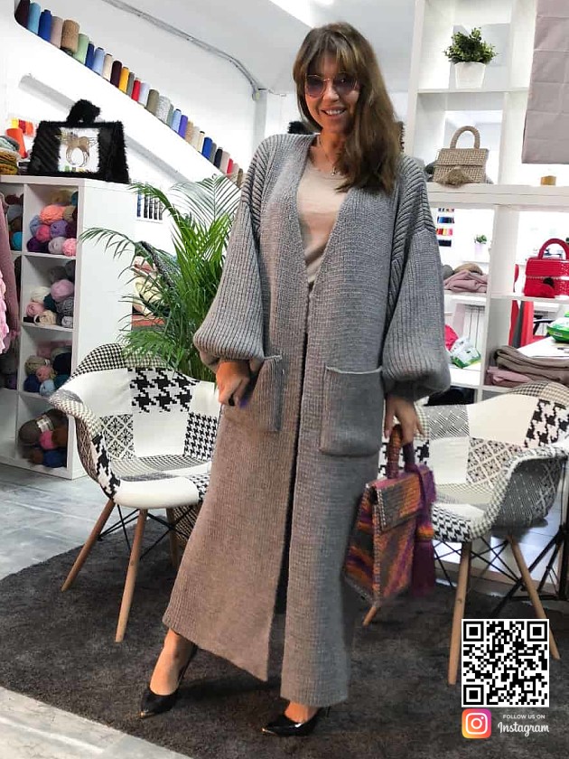 На фотографии женский кардиган серый длинный от Shapar, бренда вязаной одежды ручной работы в интернет-магазине связанных спицами вещей.