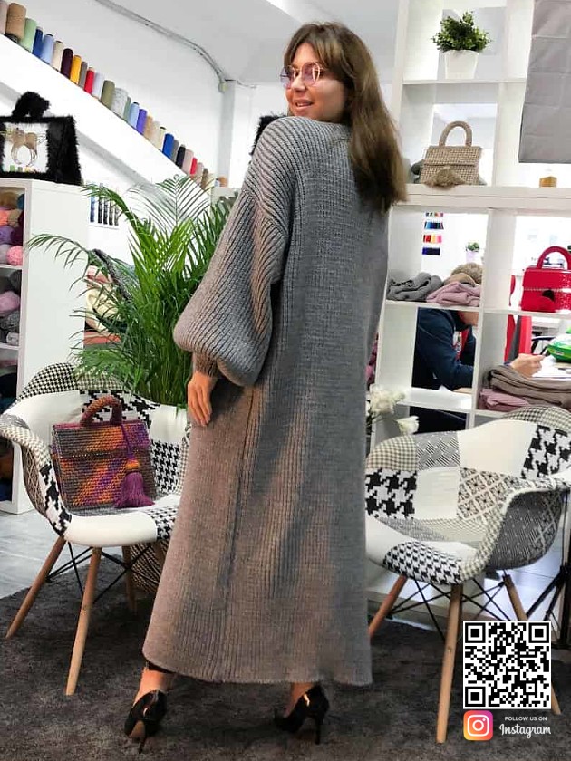 На второй фотографии женский кардиган серый длинный со спины от Shapar, бренда вязаной одежды ручной работы в интернет-магазине связанных спицами вещей.