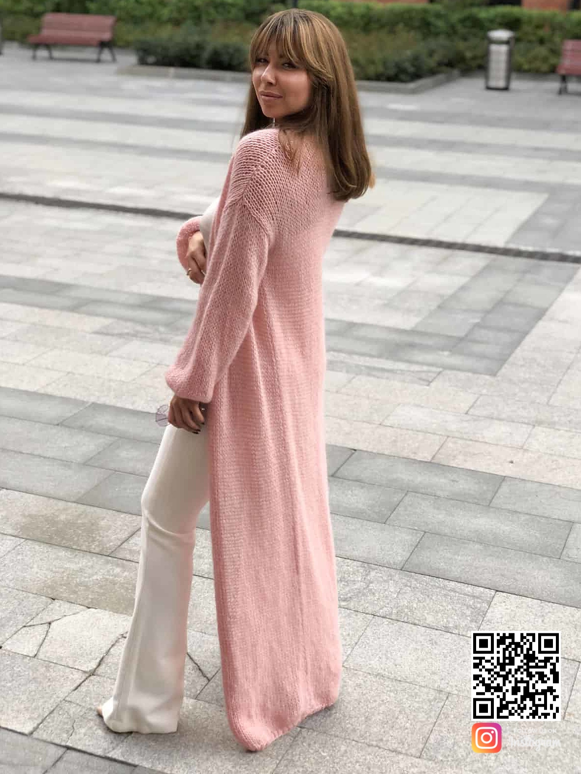 На третьей фотографии женский мохеровый кардиган розового цвета от Shapar, бренда вязаной одежды ручной работы в интернет-магазине связанных спицами вещей.