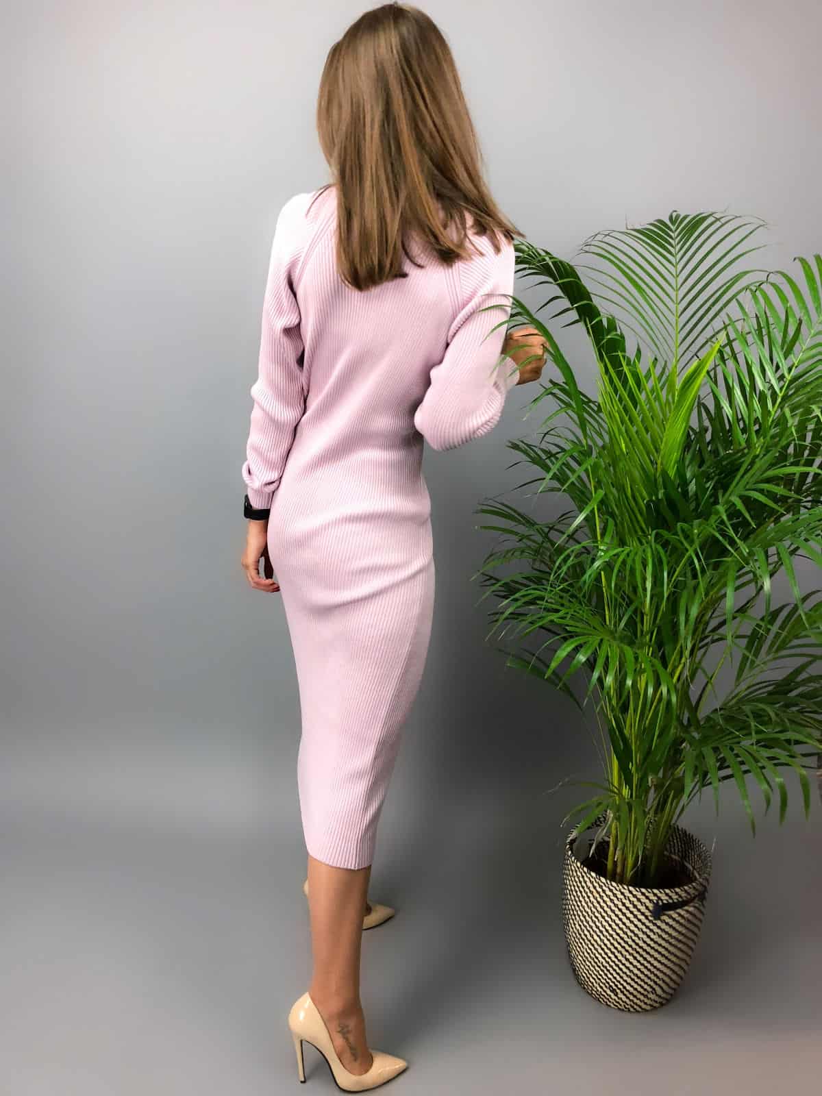 На второй фотографии розовое трикотажное платье со спины от Shapar, бренда вязаной одежды ручной работы в интернет-магазине связанных спицами вещей.