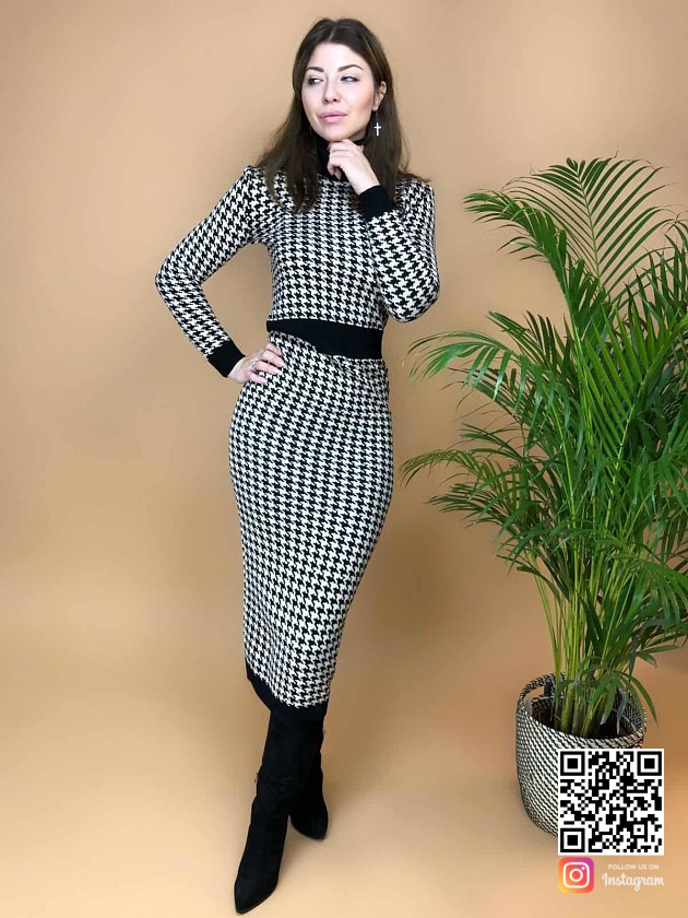 На фотографии вязаное платье гусиная лапка от Shapar, бренда женской одежды ручной работы в интернет-магазине связанных спицами вещей.