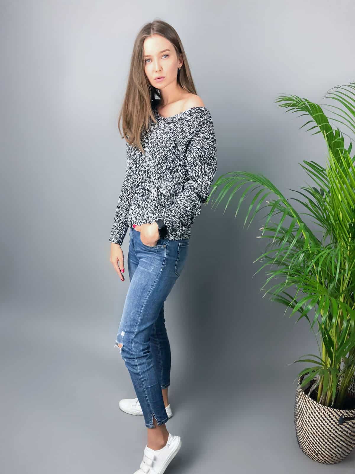 На третьей фотографии модный пуловер со спущенным плечом для девушек и женщин от Shapar, бренда вязаной одежды ручной работы в интернет-магазине связанных спицами вещей.