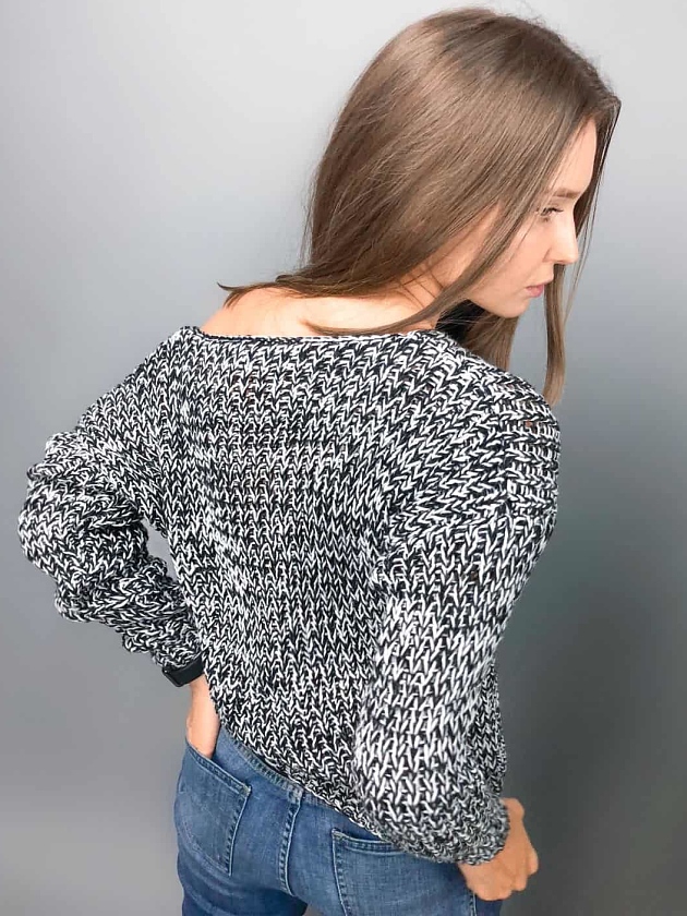 На второй фотографии женский пуловер со спущенным плечом со спины от Shapar, бренда вязаной одежды ручной работы в интернет-магазине связанных спицами вещей.