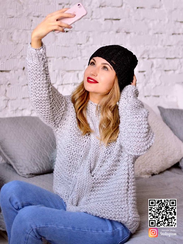 На фотографии женский серый свитер с косой от Shapar, бренда вязаной одежды ручной работы в интернет-магазине связанных спицами вещей.