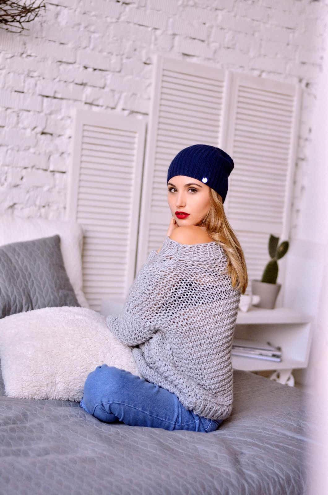 На второй фотографии женский серый свитер с косой со спины от Shapar, бренда вязаной одежды ручной работы в интернет-магазине связанных спицами вещей.