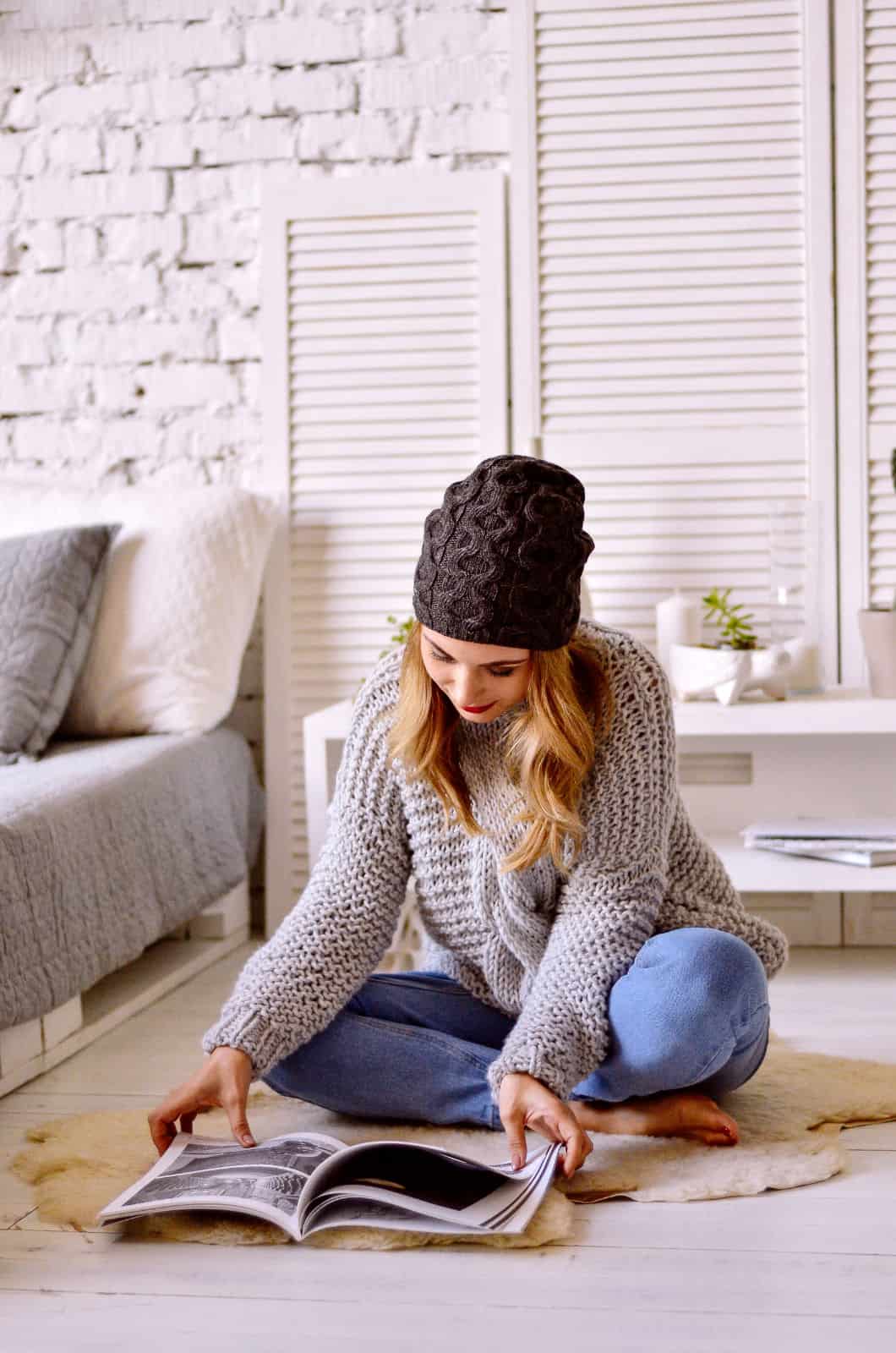 На пятой фотографии модный серый свитер с косой для девушек и женщин от Shapar, бренда вязаной одежды ручной работы в интернет-магазине связанных спицами вещей.