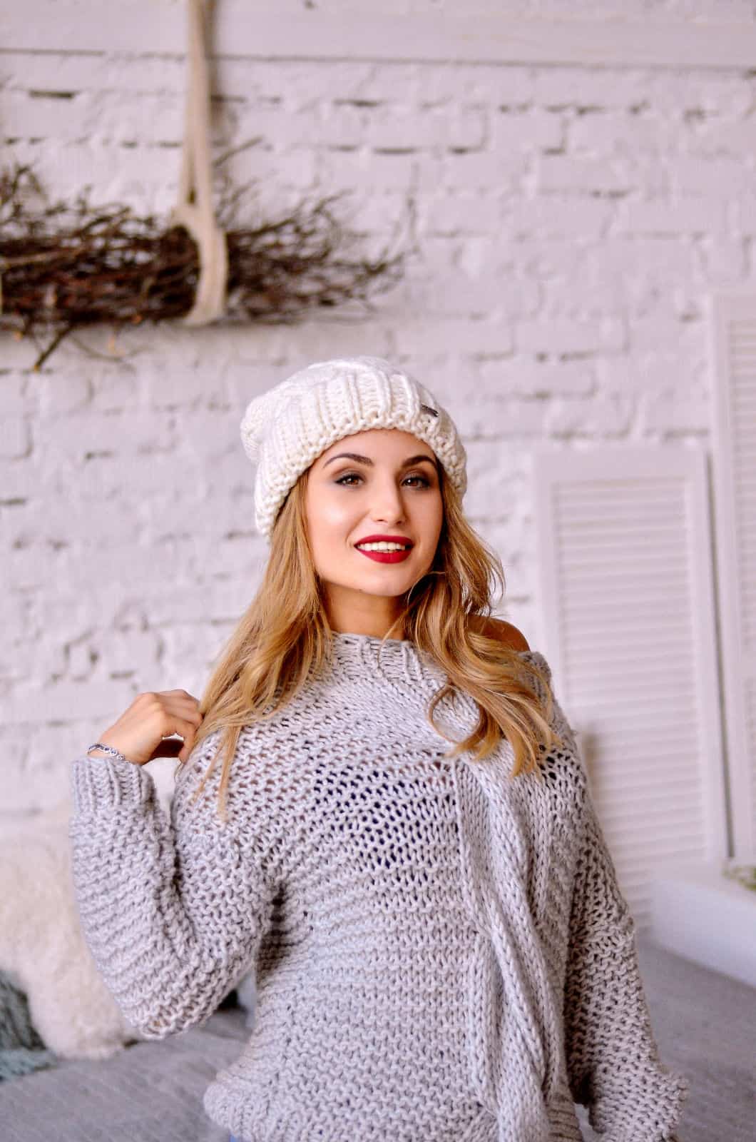 На третьей фотографии женский серый свитер с крупной косой от Shapar, бренда вязаной одежды ручной работы в интернет-магазине связанных спицами вещей.