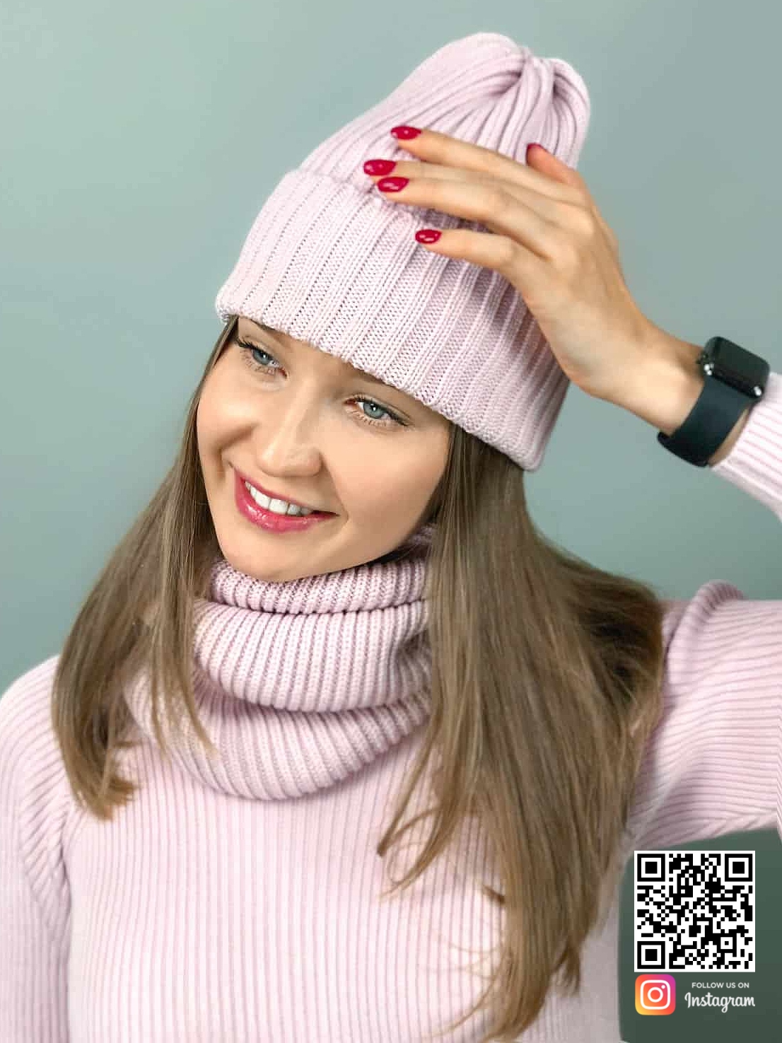 На шестой фотографии женская трикотажная розовая шапка и снуд от Shapar, бренда вязаной одежды ручной работы в интернет-магазине связанных спицами вещей.