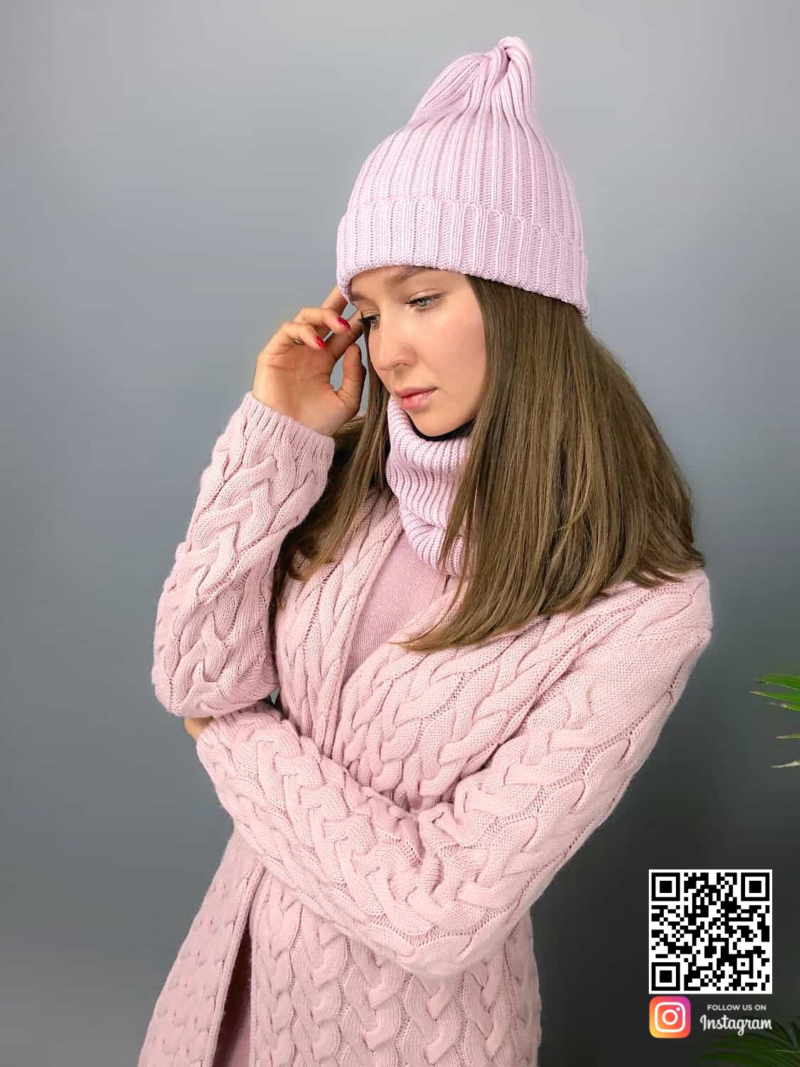 На седьмой фотографии розовая шапка со снудом женская от Shapar, бренда вязаной одежды ручной работы в интернет-магазине связанных спицами вещей.