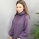На четвертой фотографии женский сиреневый джемпер с высоким воротником-стойкой от Shapar, бренда вязаной одежды ручной работы в интернет-магазине связанных спицами вещей.