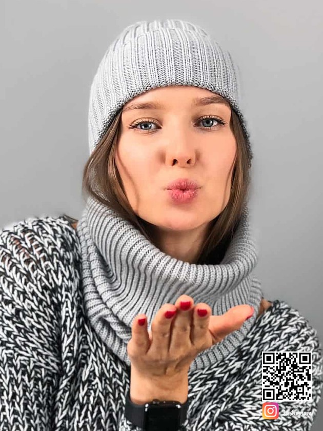 На второй фотографии серая вязаная шапка со снудом от Shapar, бренда одежды ручной работы в интернет-магазине связанных спицами вещей.