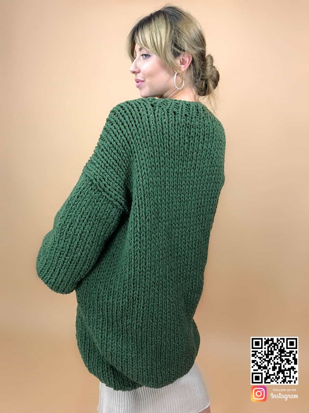 На второй фотографии женский зеленый кардиган со спины от Shapar, бренда вязаной одежды ручной работы в интернет-магазине связанных спицами вещей.