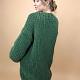 На второй фотографии женский зеленый кардиган со спины от Shapar, бренда вязаной одежды ручной работы в интернет-магазине связанных спицами вещей.