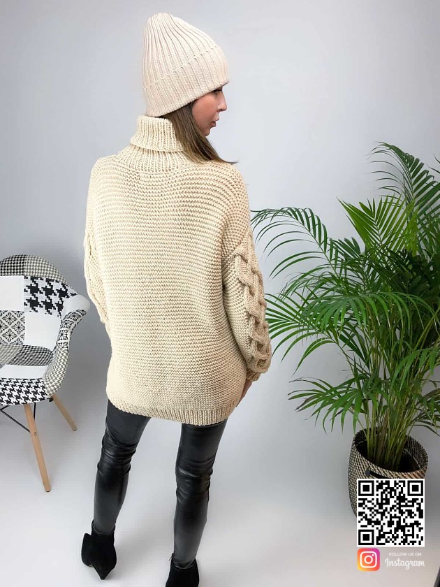 На второй фотографии джемпер бежевый женский со спины от Shapar, бренда вязаной одежды ручной работы в интернет-магазине связанных спицами вещей.
