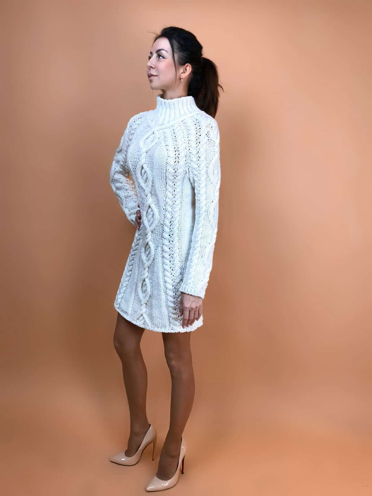 На четвертой фотографии белое платье с косами и воротником стойкой от Shapar, бренда вязаной одежды ручной работы в интернет-магазине связанных спицами вещей.