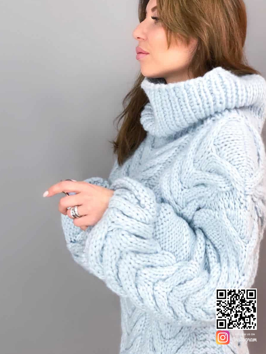 На пятой фотографии женский свитер из альпаки с высоким воротником от Shapar, бренда вязаной одежды ручной работы в интернет-магазине связанных спицами вещей.