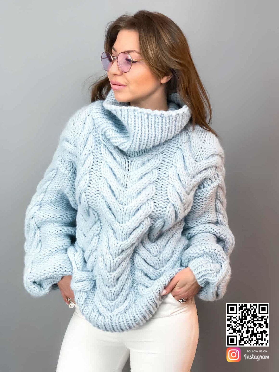 На фотографии женский свитер из альпаки от Shapar, бренда вязаной одежды ручной работы в интернет-магазине связанных спицами вещей.