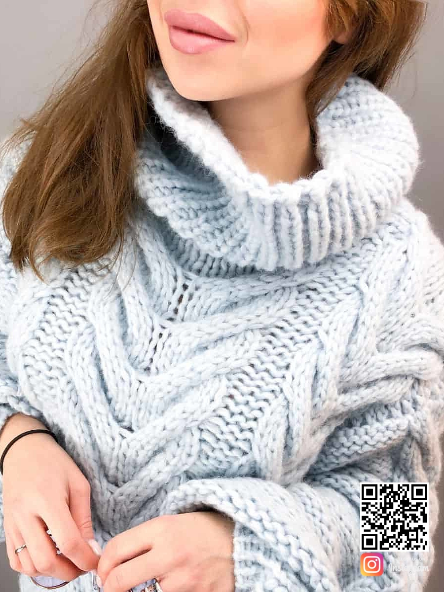 На четвертой фотографии женский свитер из альпаки с крупной косой от Shapar, бренда вязаной одежды ручной работы в интернет-магазине связанных спицами вещей.