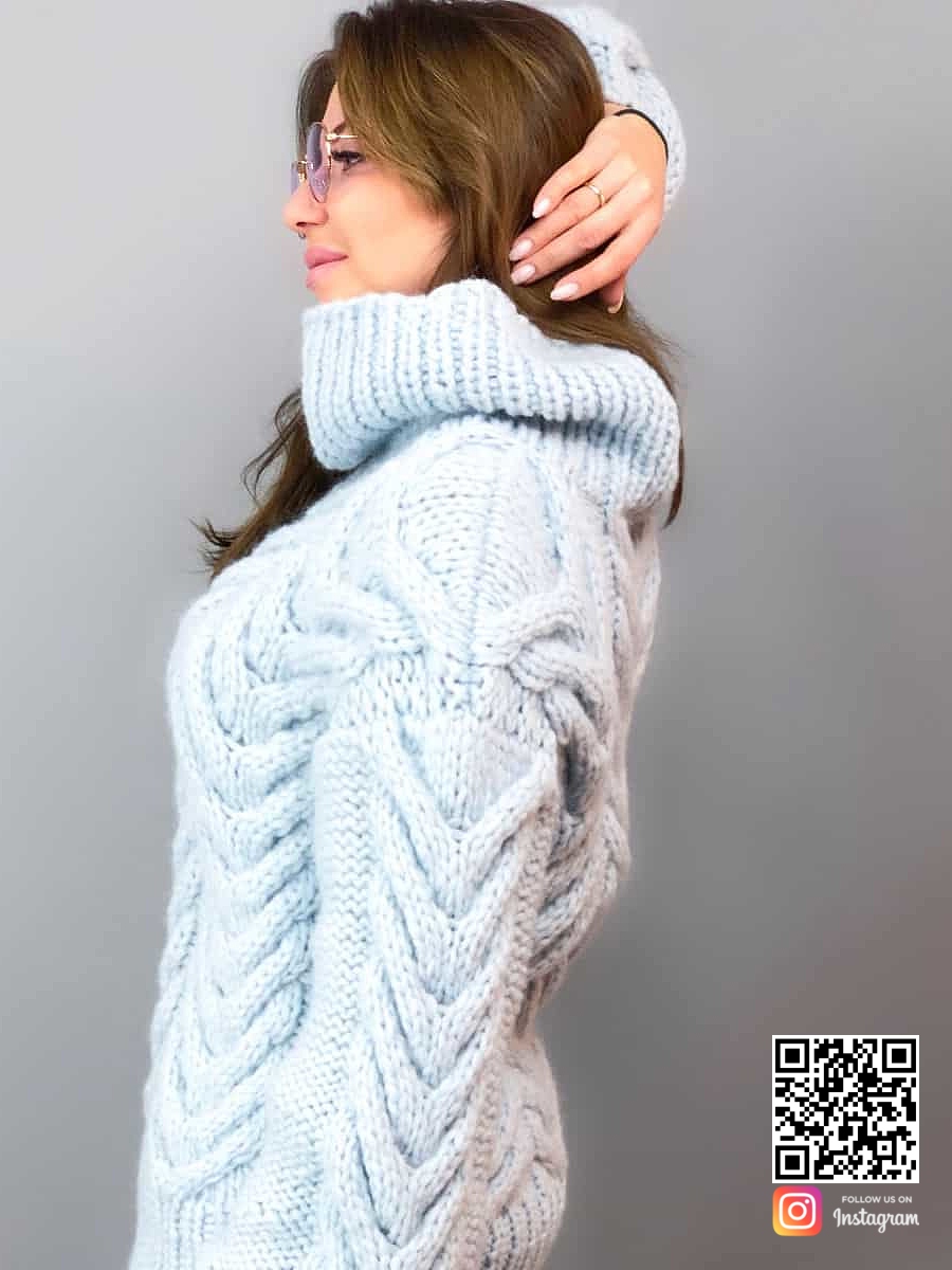 На третьей фотографии женский свитер из альпаки голубого цвета от Shapar, бренда вязаной одежды ручной работы в интернет-магазине связанных спицами вещей.