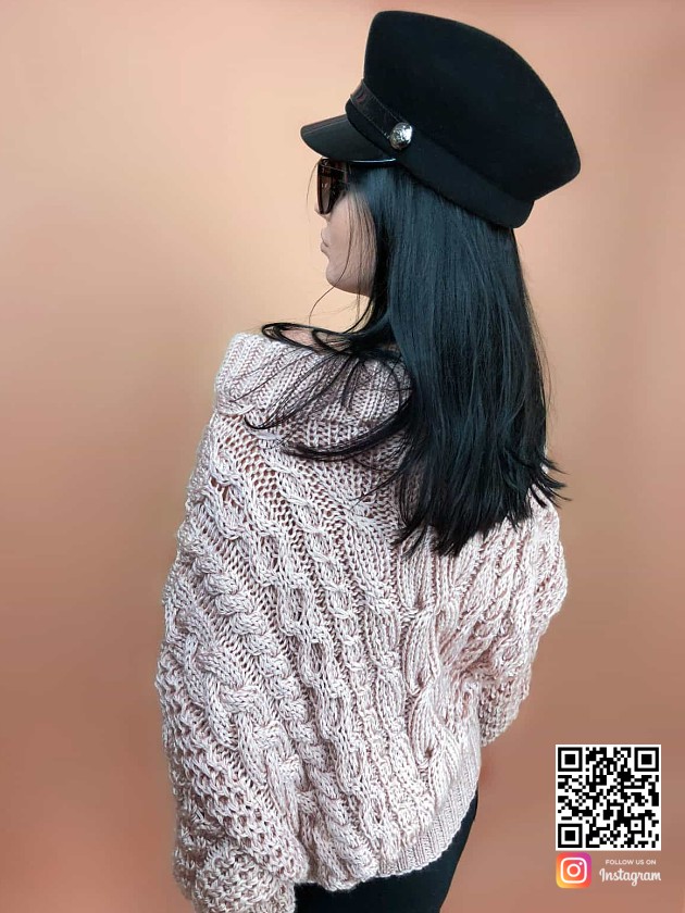 На второй фотографии женский свитер пудрового цвета со спины от Shapar, бренда вязаной одежды ручной работы в интернет-магазине связанных спицами вещей.