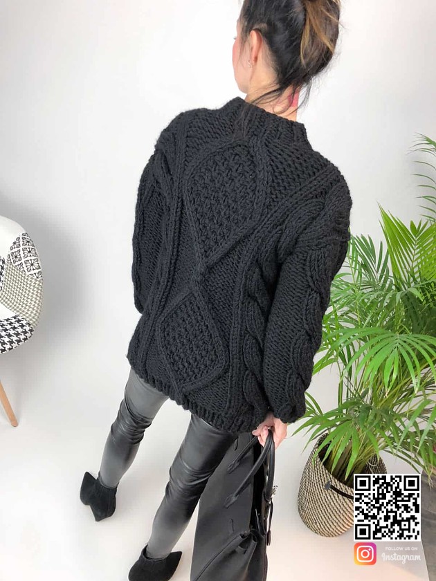 На второй фотографии женский толстый свитер черного цвета от Shapar, бренда вязаной одежды ручной работы в интернет-магазине связанных спицами вещей.