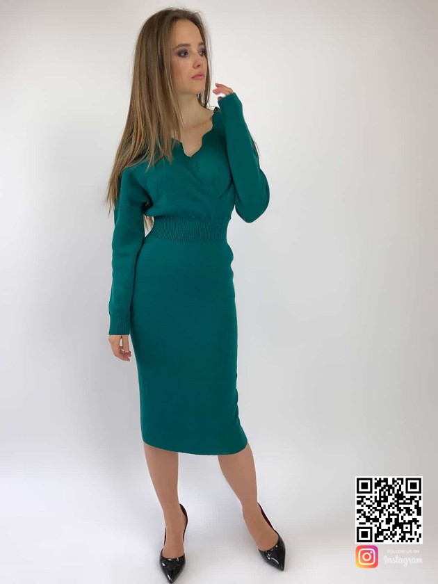 На фотографии зеленое офисное платье от Shapar, бренда женской вязаной одежды ручной работы в интернет-магазине связанных спицами вещей.
