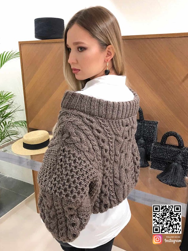 На второй фотографии женский коричневый джемпер со спины от Shapar, бренда вязаной одежды ручной работы в интернет-магазине связанных спицами вещей.