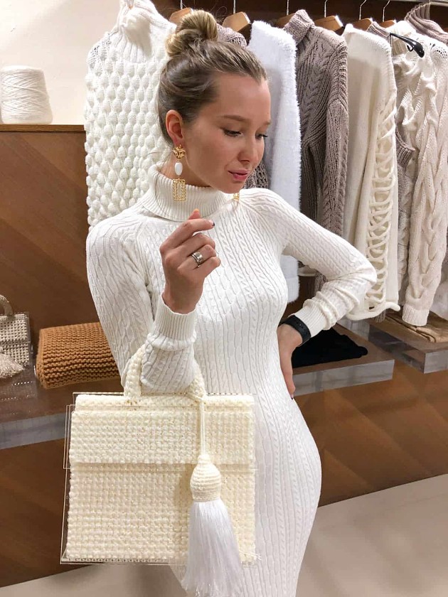 На второй фотографии сумка молочная женская со съемной кистью от Shapar, бренда вязаных вещей и аксессуаров ручной работы в интернет-магазине связанной спицами одежды.