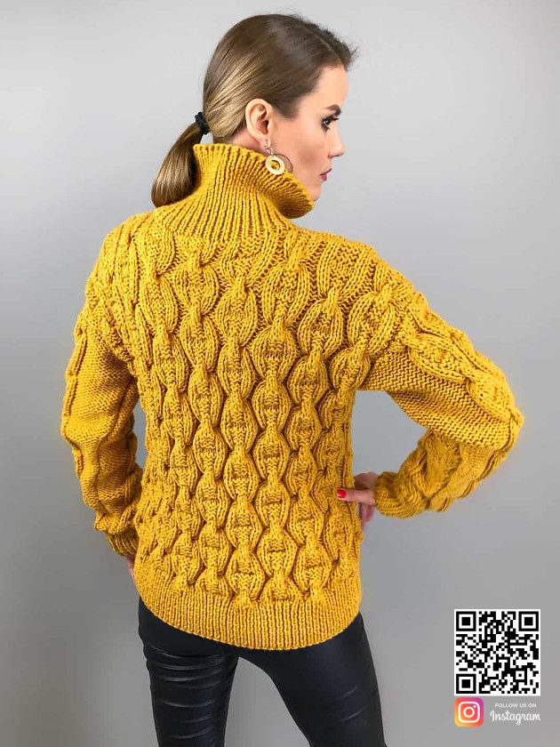 На второй фотографии горчичный свитер цепи со спины от Shapar, бренда вязаной одежды ручной работы в интернет-магазине связанных спицами вещей.