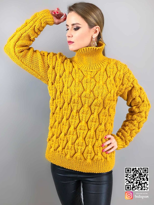 На фотографии горчичный свитер цепи от Shapar, бренда вязаной одежды ручной работы в интернет-магазине связанных спицами вещей.