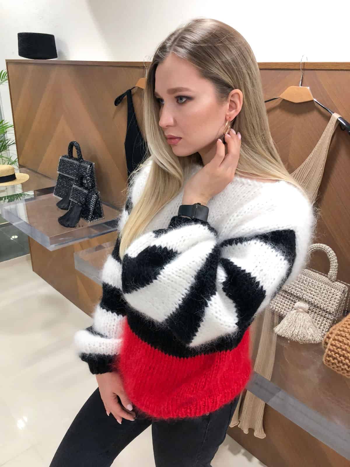 На пятой фотографии пушистый свитер в полоску женский из мохера от Shapar, бренда вязаной одежды ручной работы в интернет-магазине связанных спицами вещей.