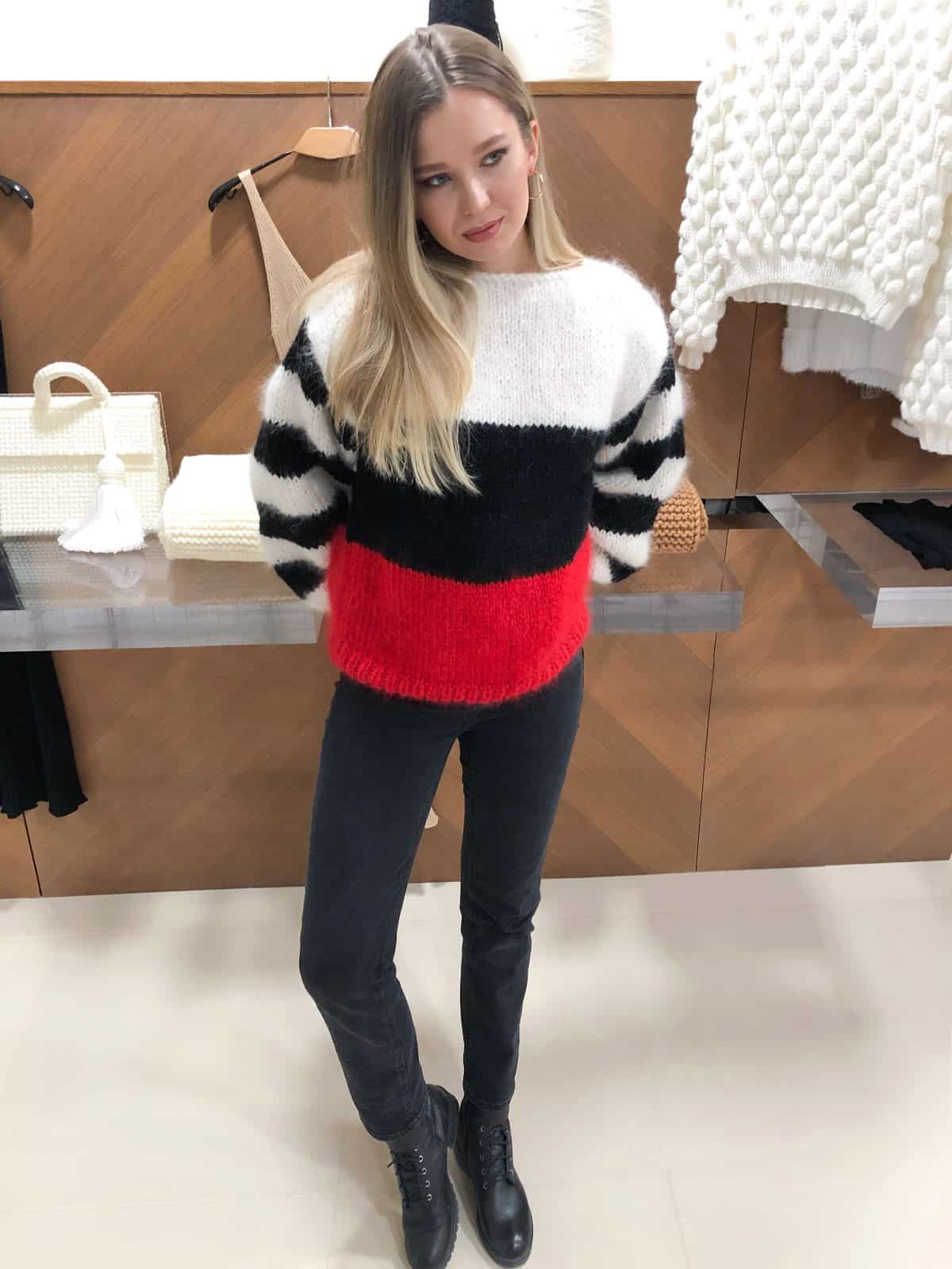 На третьей фотографии модный свитер в полоску женский от Shapar, бренда вязаной одежды ручной работы в интернет-магазине связанных спицами вещей.