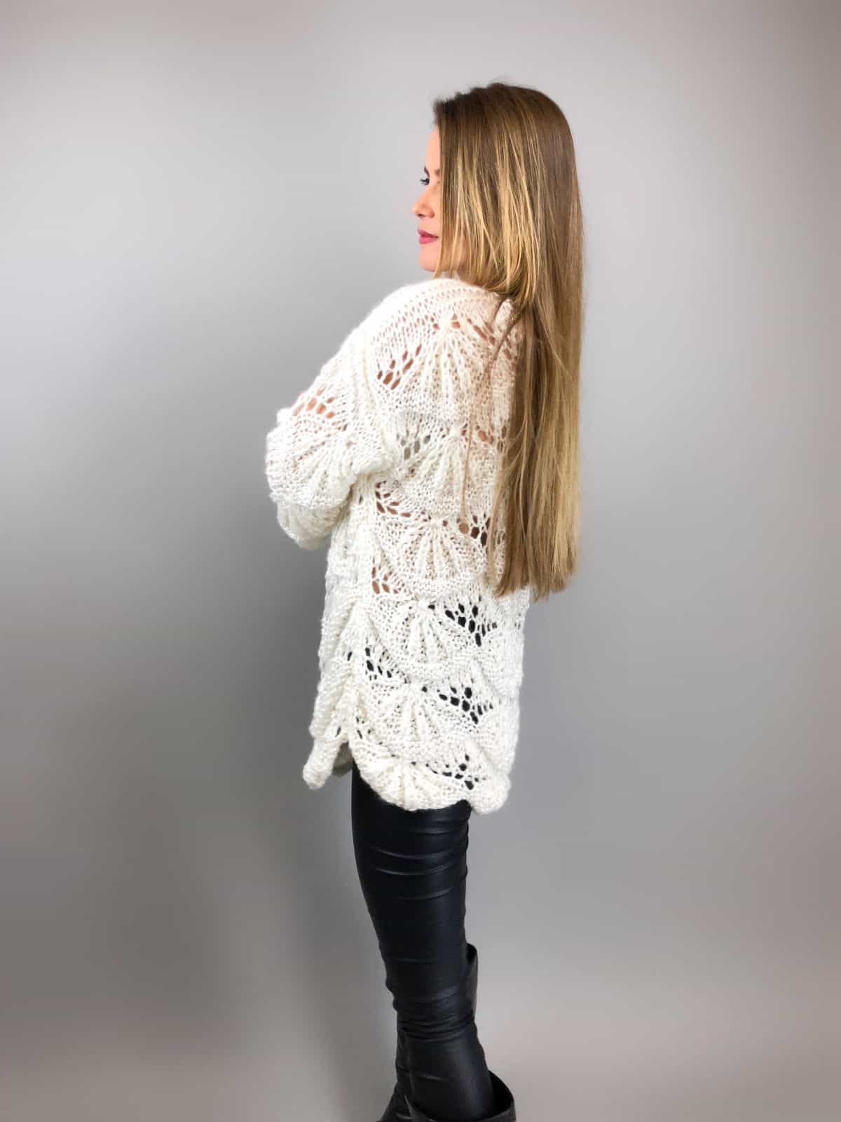 На пятой фотографии модный ажурный свитер для девушек и женщин от Shapar, бренда вязаной одежды ручной работы в интернет-магазине связанных спицами вещей.