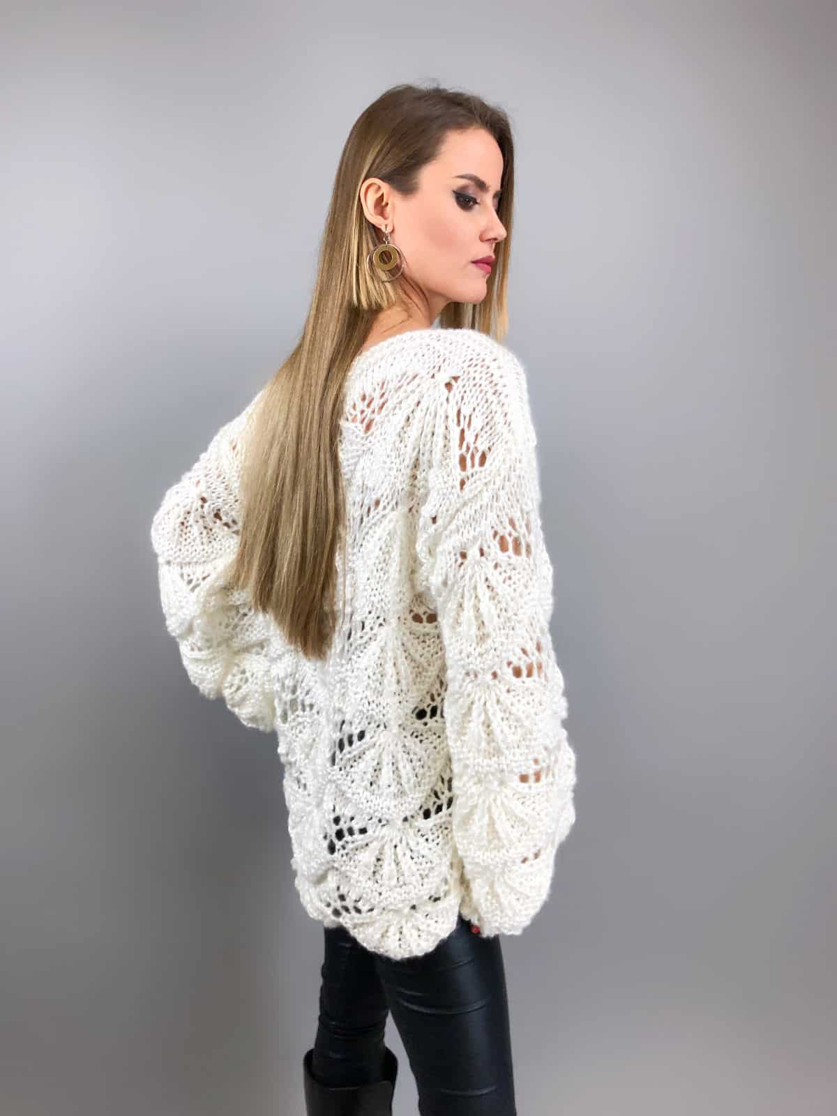 На четвертой  фотографии женский ажурный свитер с объемными рукавами от Shapar, бренда вязаной одежды ручной работы в интернет-магазине связанных спицами вещей.