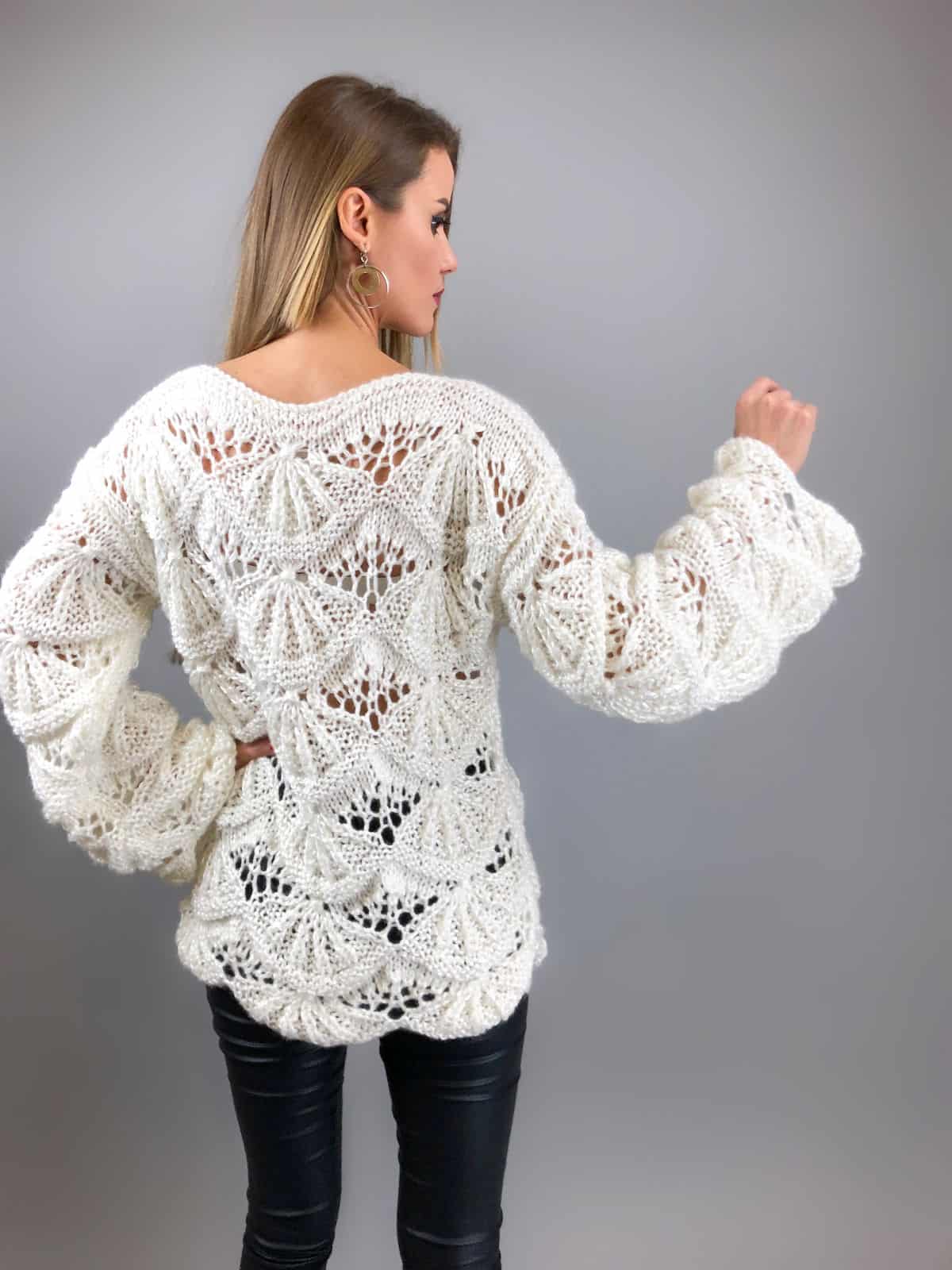 На второй фотографии женский ажурный свитер со спины от Shapar, бренда вязаной одежды ручной работы в интернет-магазине связанных спицами вещей.
