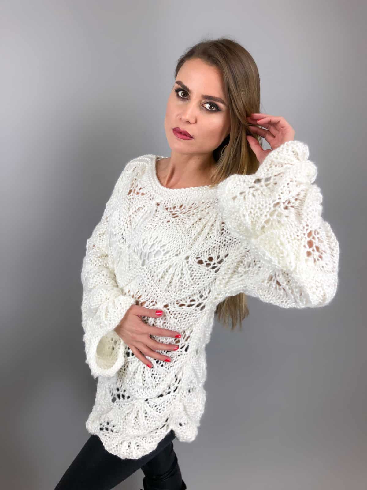 На третьей фотографии женский ажурный свитер белого цвета от Shapar, бренда вязаной одежды ручной работы в интернет-магазине связанных спицами вещей.