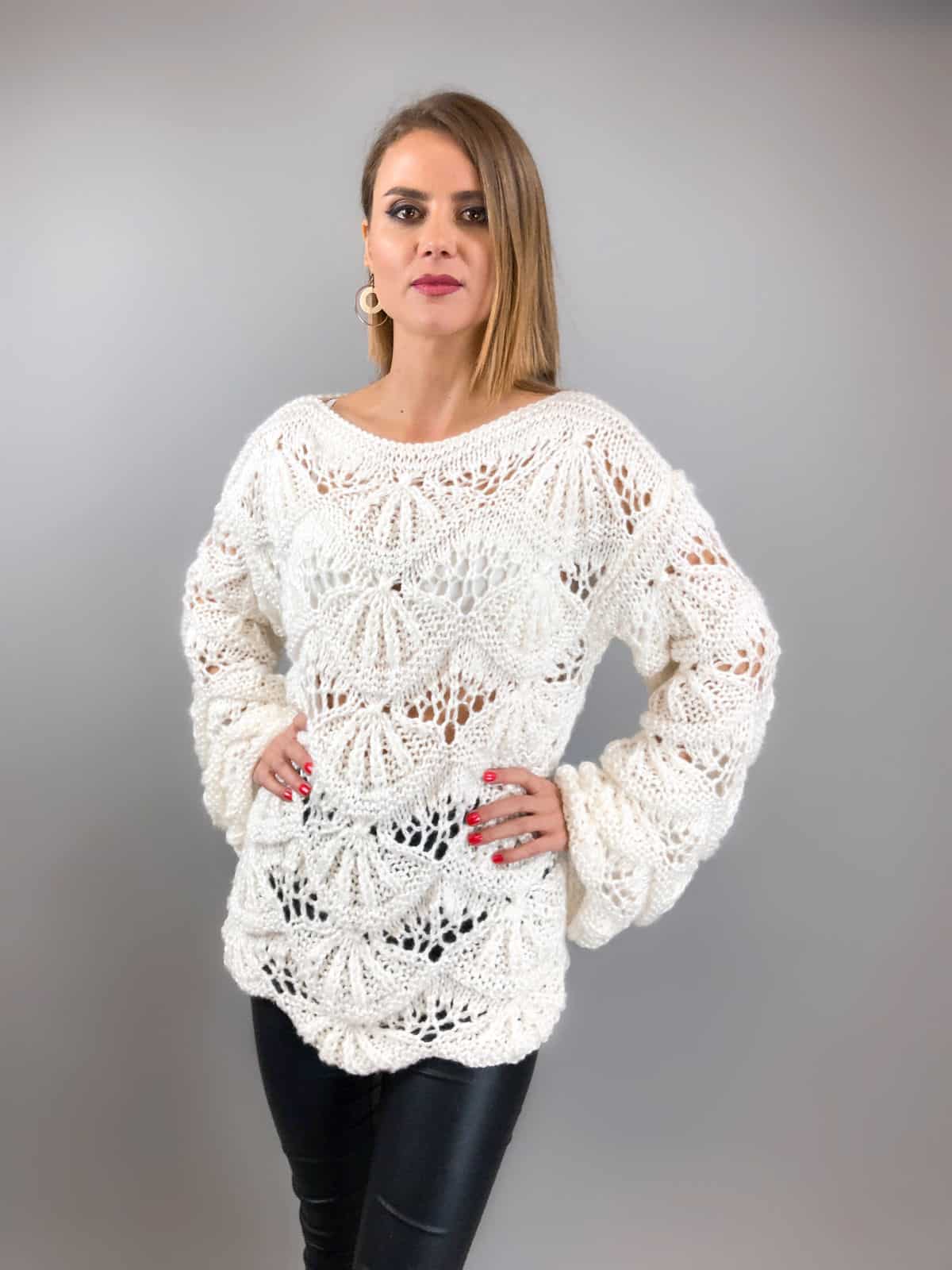 На фотографии женский ажурный свитер от Shapar, бренда вязаной одежды ручной работы в интернет-магазине связанных спицами вещей.