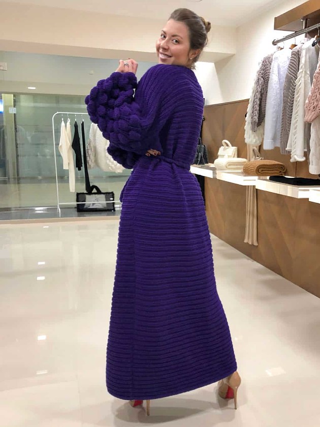 На второй фотографии женский фиолетовый кардиган со спины от Shapar, бренда вязаной одежды ручной работы в интернет-магазине связанных спицами вещей.