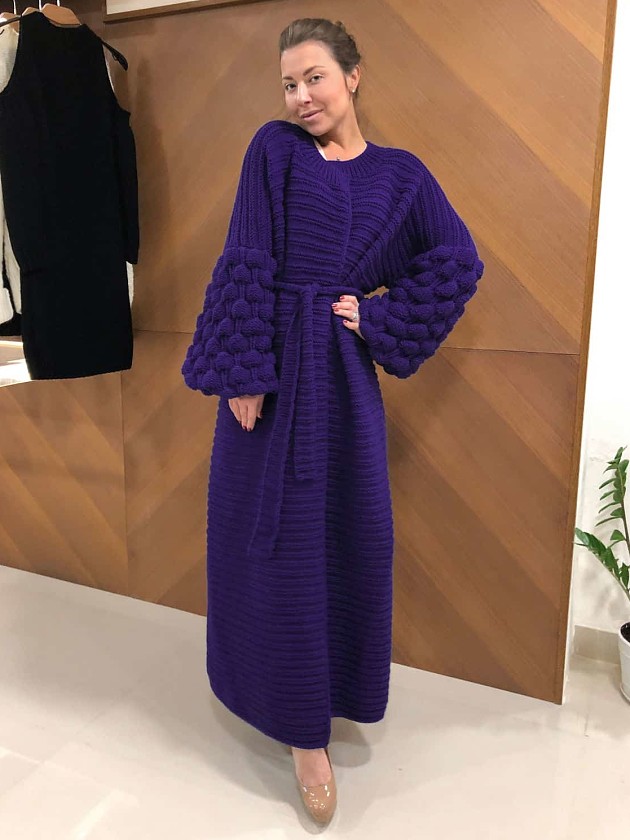 На фотографии женский фиолетовый кардиган от Shapar, бренда вязаной одежды ручной работы в интернет-магазине связанных спицами вещей.