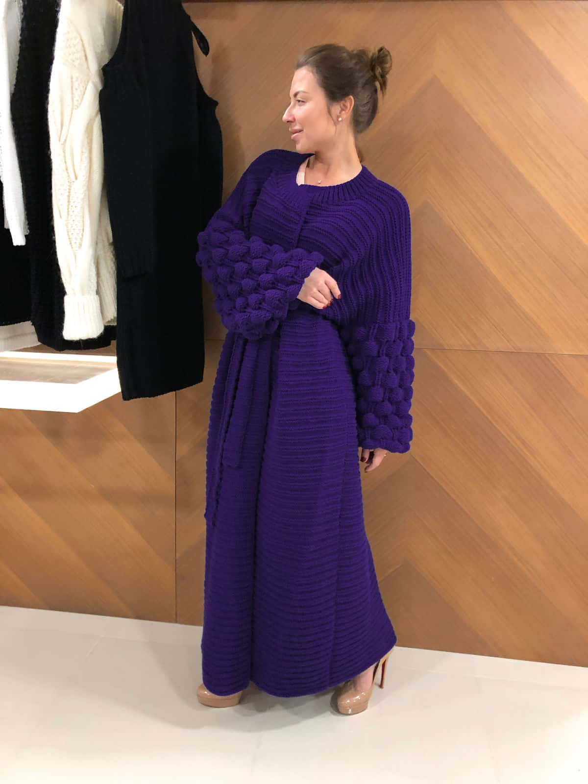 На четвертой фотографии женский длинный кардиган фиолетового цвета с поясом от Shapar, бренда вязаной одежды ручной работы в интернет-магазине связанных спицами вещей.