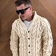 На четвертой фотографии бежевый кардиган мужской с объемным узором косами от Shapar, бренда вязаной одежды ручной работы в интернет-магазине связанных спицами вещей.