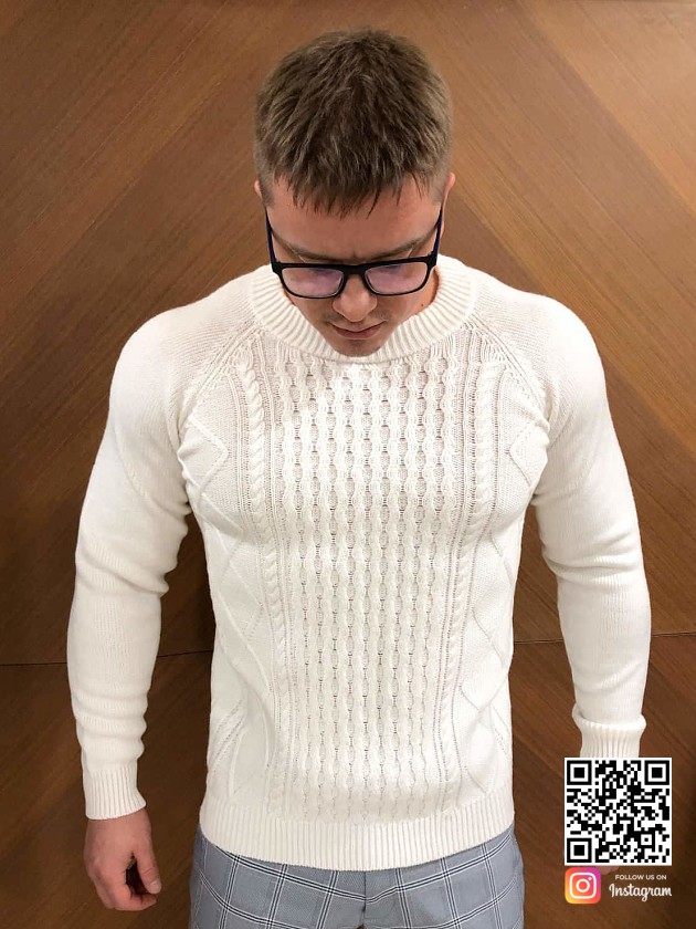 На второй фотографии модный мужской свитер белый с косами от Shapar, бренда вязаной одежды ручной работы в интернет-магазине связанных спицами вещей.