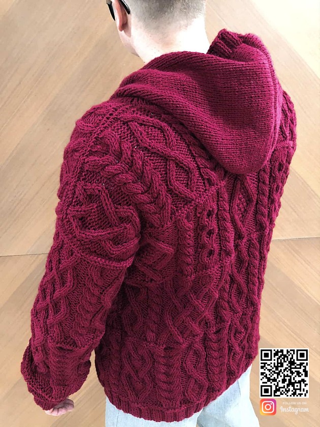 На второй фотографии мужской кардиган с капюшоном со спины от Shapar, бренда вязаной одежды ручной работы в интернет-магазине связанных спицами вещей.